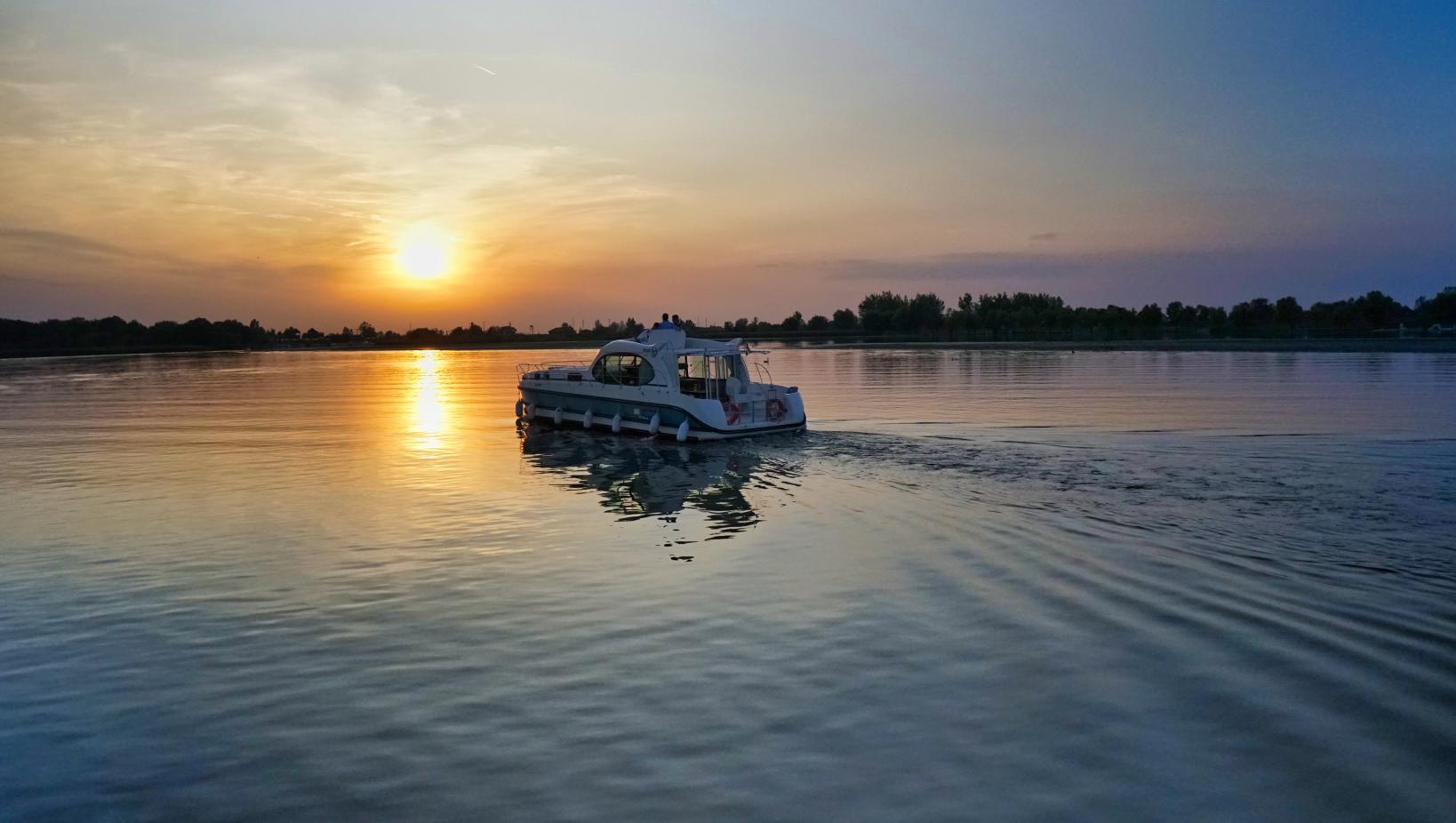 Nyaralóhajózás a Tisza-tavon