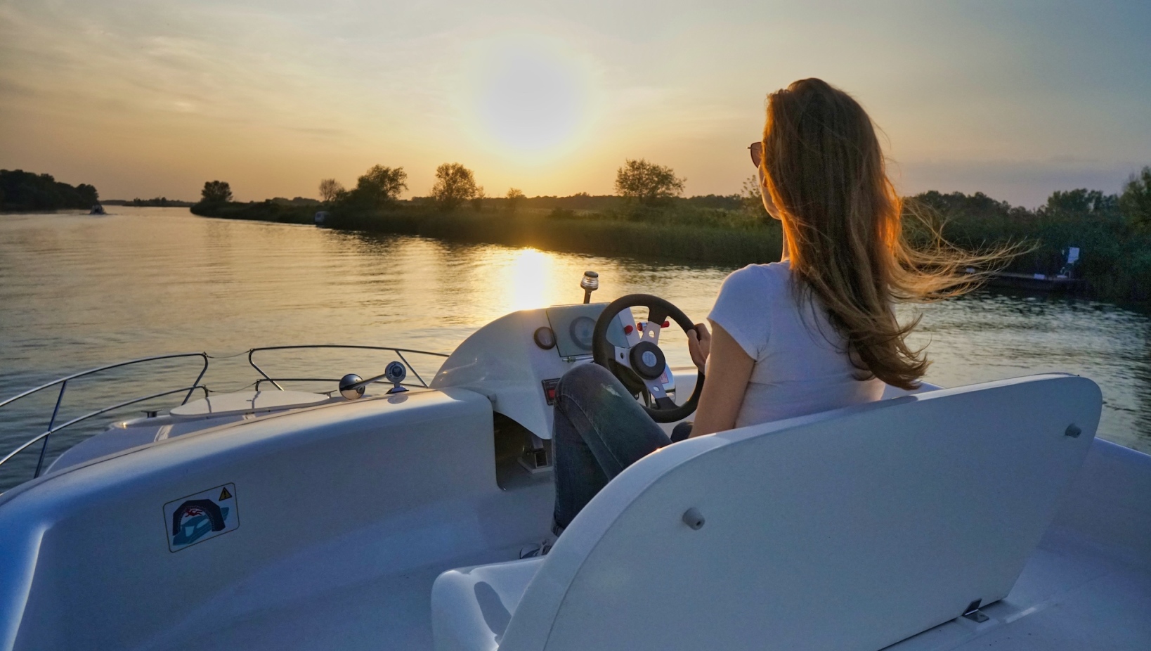 Quattro fedélzete a Tisza-tavi naplementében